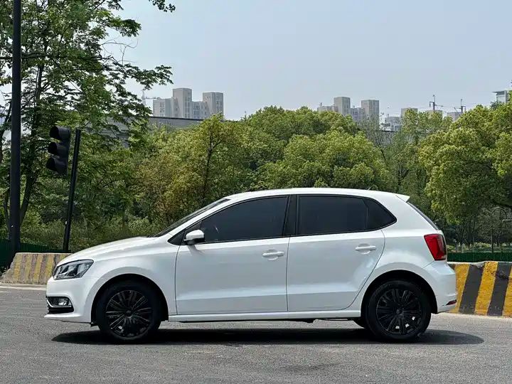 2016 Volkswagen Polo 1.6L Automatic Comfort Edition 3
