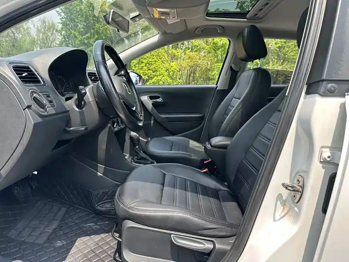2016 Volkswagen Polo 1.6L Automatic Comfort Edition 8