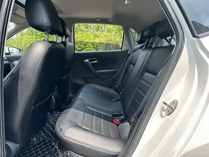 2016 Volkswagen Polo 1.6L Automatic Comfort Edition 10