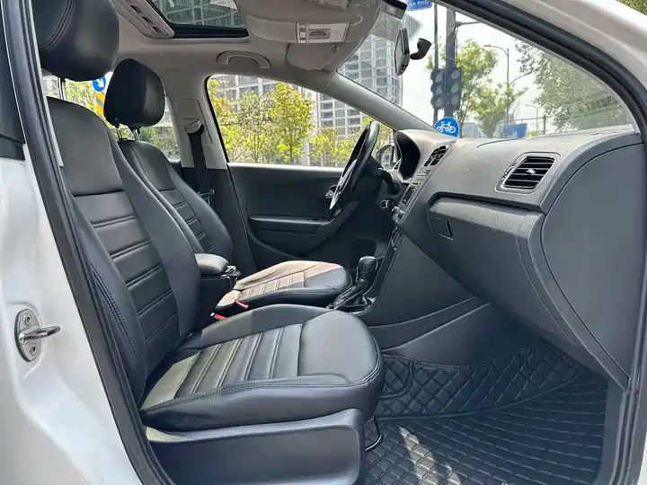 2016 Volkswagen Polo 1.6L Automatic Comfort Edition 11