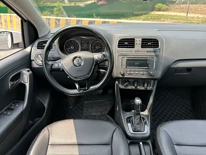 2016 Volkswagen Polo 1.6L Automatic Comfort Edition 12