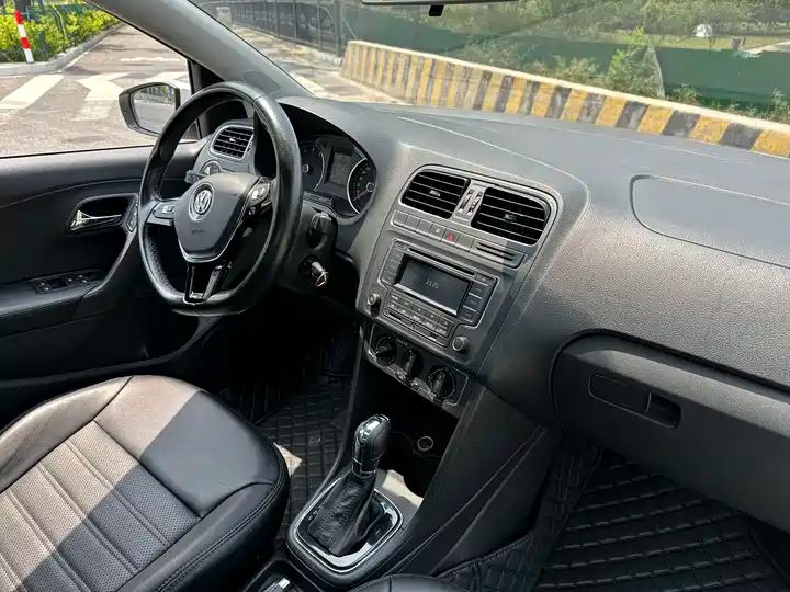 2016 Volkswagen Polo 1.6L Automatic Comfort Edition 14