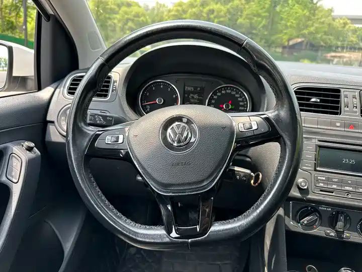 2016 Volkswagen Polo 1.6L Automatic Comfort Edition 16
