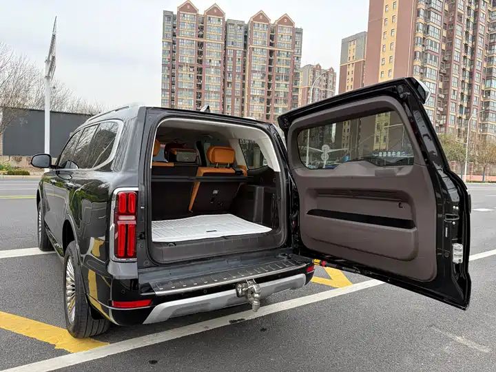 Business Premium 5-Seater | Chinese Used Car for Export 9