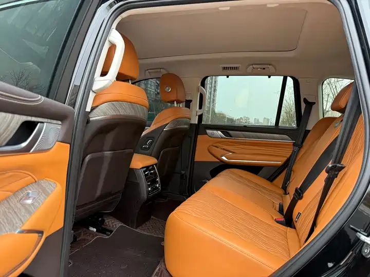 Business Premium 5-Seater | Chinese Used Car for Export 12
