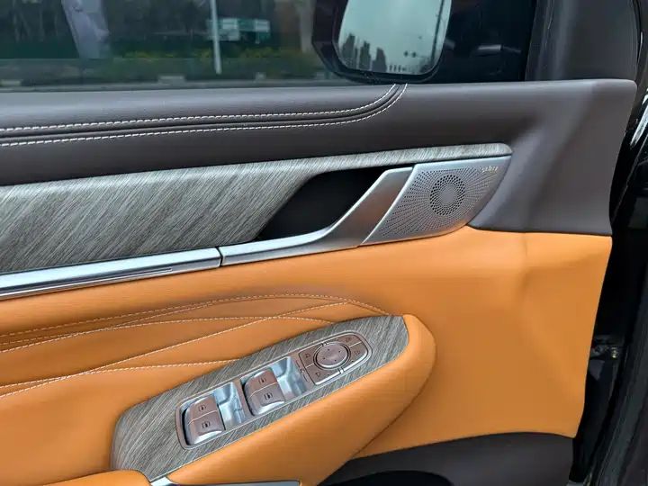 Business Premium 5-Seater | Chinese Used Car for Export 16