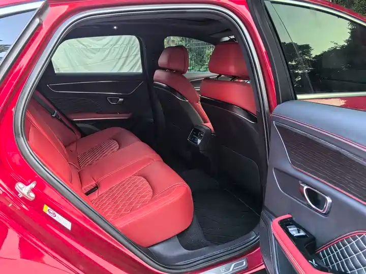 AWD High-Performance Flagship Used Car for Export 6