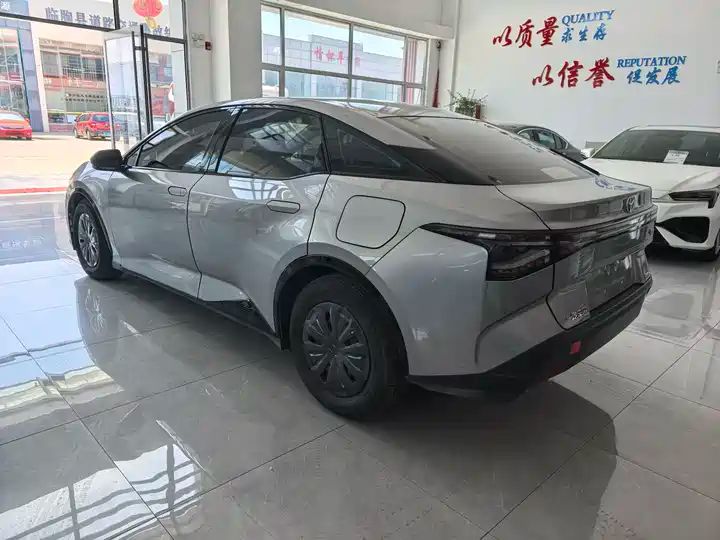 517km Elite PRO Electric Sedan | China Used Car Export 5