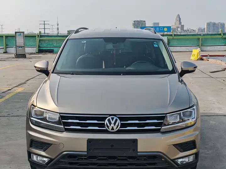 L 330TSI Automatic Two Wheel Drive Fashion Edition, LHD China Second Hand Car Export